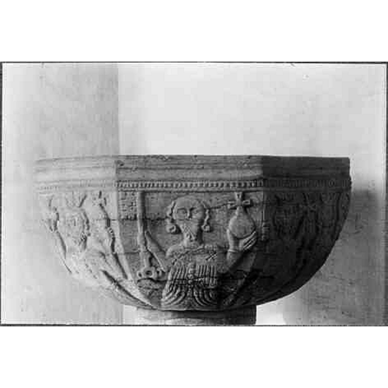 Source caption: "Skanörs kyrka (Sankt Olofs kyrka) [...] Dopfunt av kalksten, sjukantig. Detalj av cuppan."