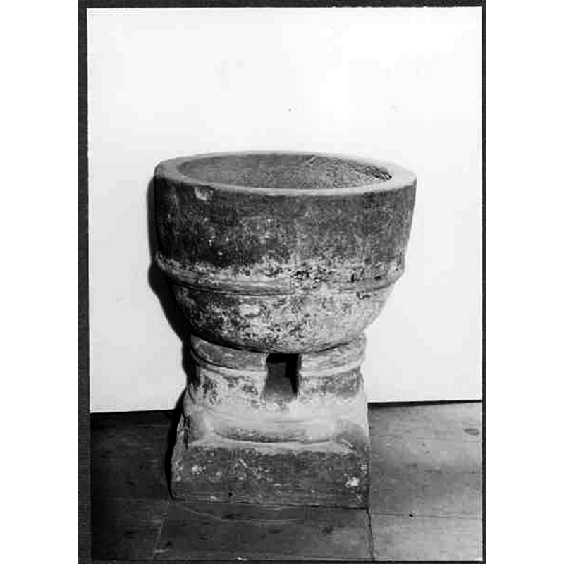 Source caption: "Skeglinge kyrkplats [...] Dopfunt. Kyrkan riven 1868."