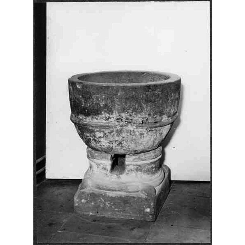 Source caption: "Skeglinge kyrkplats [...] Dopfunt. Kyrkan riven 1868."