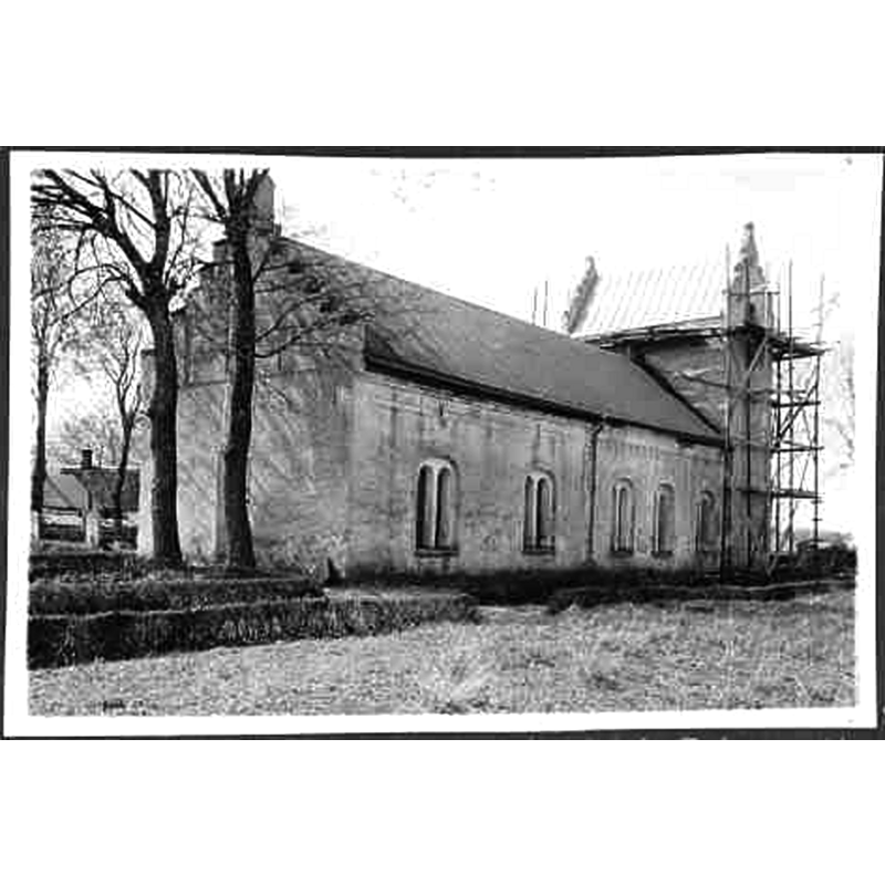 Source caption: "Stora Hammars gamla kyrka [...] Kyrkan från nordöst." -- the old church had been abandoned and scheduled for demolition when a new church was built in 1902; instead it was restored -as seen in this 1926 photograph- and eventually re-consecrated in 1929