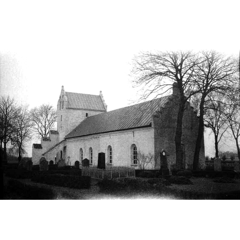 Source caption: "Stora Hammars gamla kyrka [...] Kyrkan från sydöst.." -- the old church had been abandoned and scheduled for demolition when a new church was built in 1902; instead it was restored -as seen in this 1928 photograph- and eventually re-consecrated in 1929