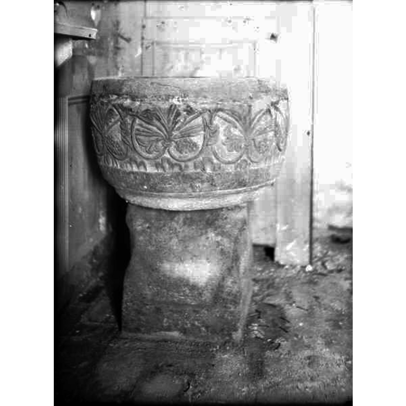 Source caption: "Stora Hammars gamla kyrka [...] Dopfunt av sandsten. Mårtens skola, 1100-talets slut. Efter lagning och restaurering."