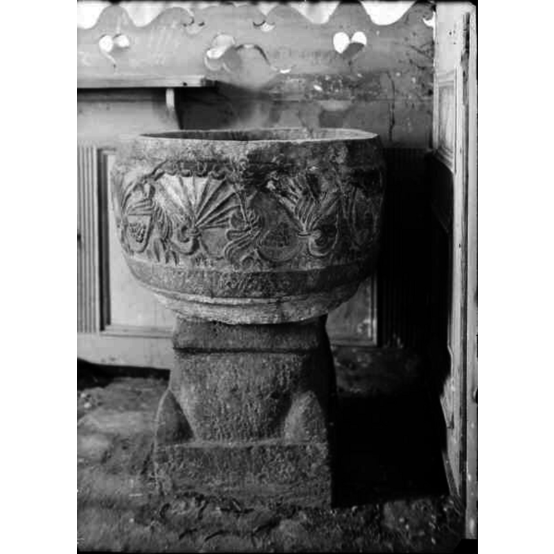 Source caption: "Stora Hammars gamla kyrka [...] Dopfunt av sandsten. Mårtens skola, 1100-talets slut. Efter lagning och restaurering."