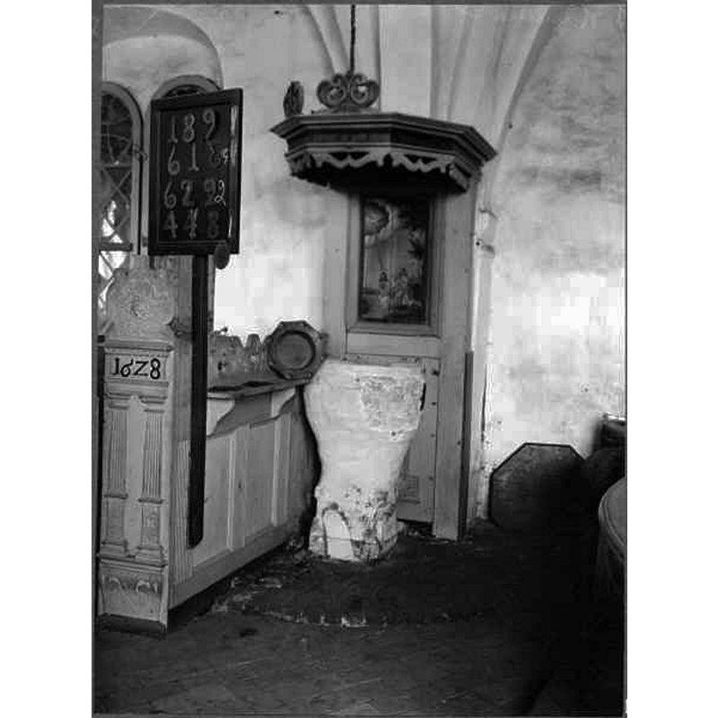 Source caption: "Stora Hammars gamla kyrka [...] Dopfunt av sandsten. Mårtens skola, 1100-talets slut," -- showing the font cover on the ground, to the right of the font, against the north wall; the octagonal object standing on a ledge on the left of the font is probably the baptismal dish