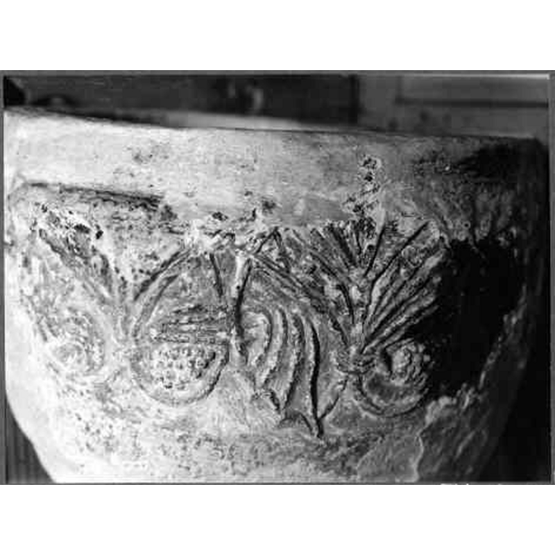 Source caption: "Stora Hammars gamla kyrka [...] Dopfunt av sandsten. Mårtens skola, 1100-talets slut. Detalj av cuppan."