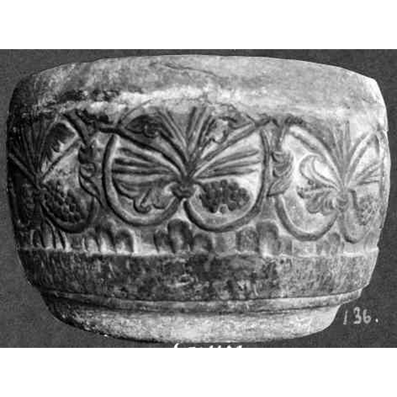 Source caption: "Stora Hammars gamla kyrka [...] Dopfunt av sandsten. Mårtens skola, 1100-talets slut. Detalj av cuppan."