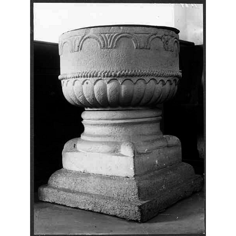 Source caption: "Sövde kyrka [...] Medeltida dopfunt av sandsten."