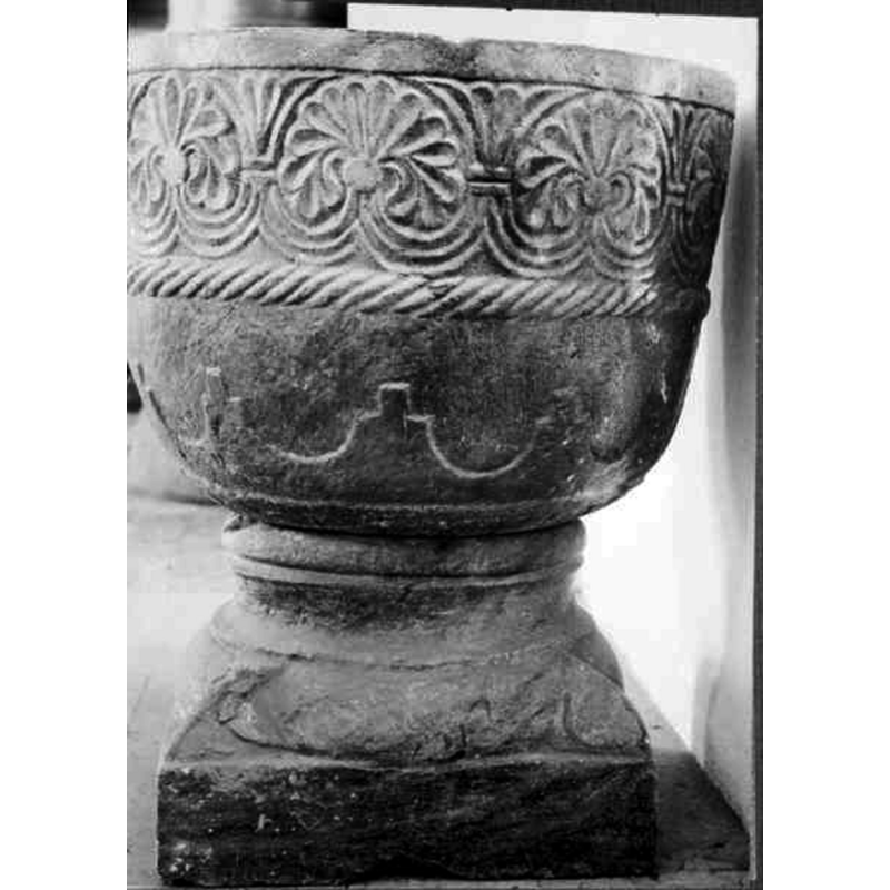 Source caption: "Tjörnarps kyrka [...] Medeltida dopfunt."