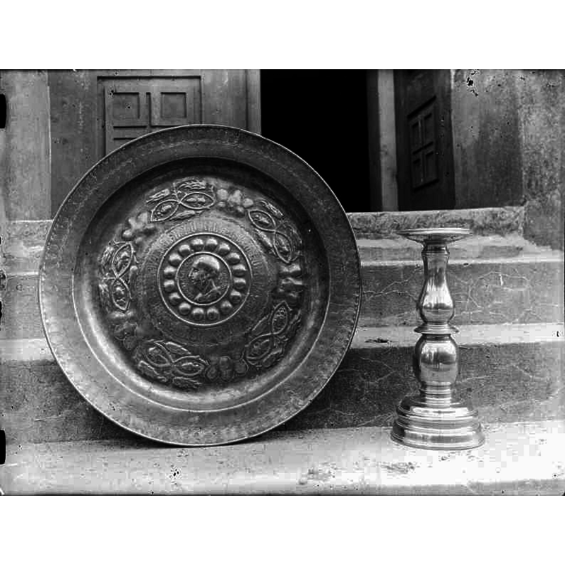 Source caption: "Tullstorps kyrka [...] Dopfat av mässing. 1600-tal. Ljusstake av malm, 1600-talet."