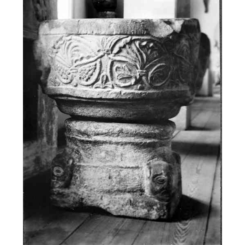 Source caption: "Tullstorps kyrka [...] Dopfunt av sandsten, medeltida."