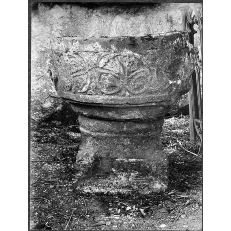 Source caption: "Tullstorps kyrka [...] Dopfunt av sandsten, medeltida."