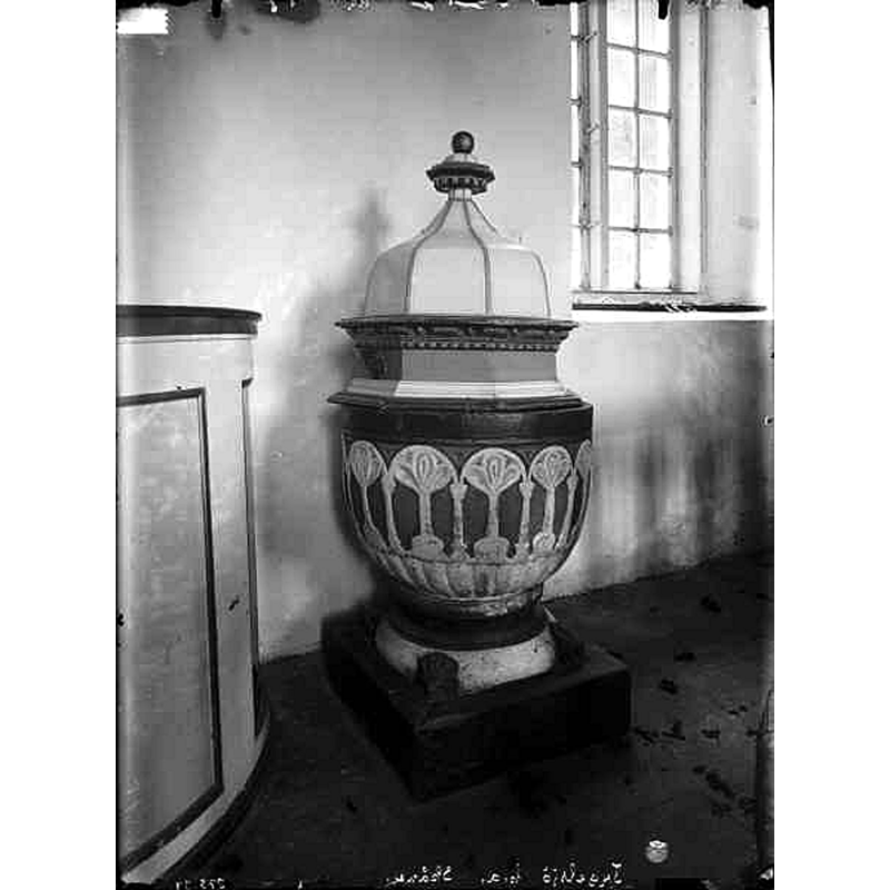 Source caption: "Tygelsjö kyrka [...] Dopfunt av sandsten, medeltida."