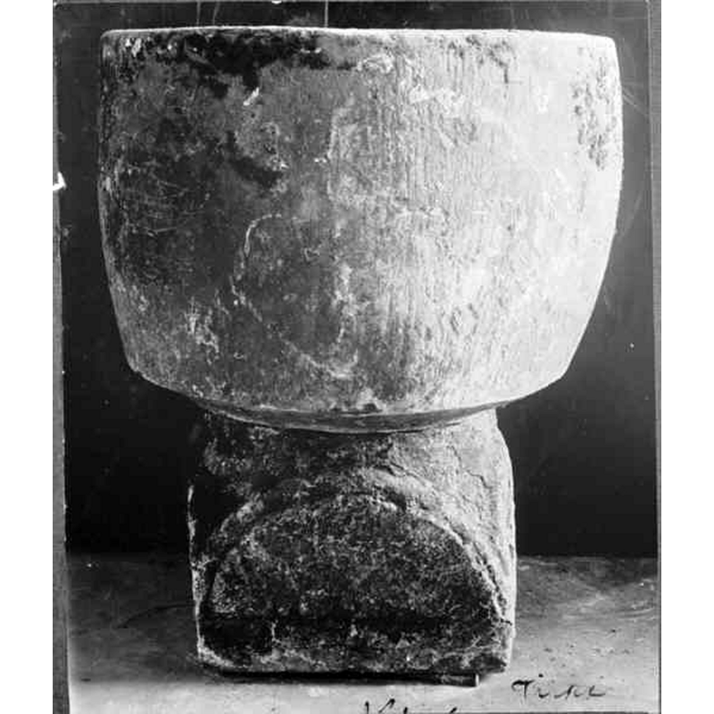 Source caption: "Virke kyrka [...] Dopfunt av sandsten, utan ornering, från 1200-talet."