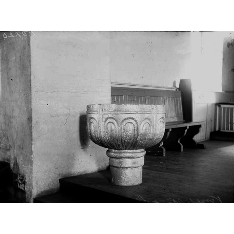 Source caption: "Visseltofta kyrka [...] Dopfunt, huggen i två block. Svagt fyrklöverformad, funten helt överdragen med silverbrons."