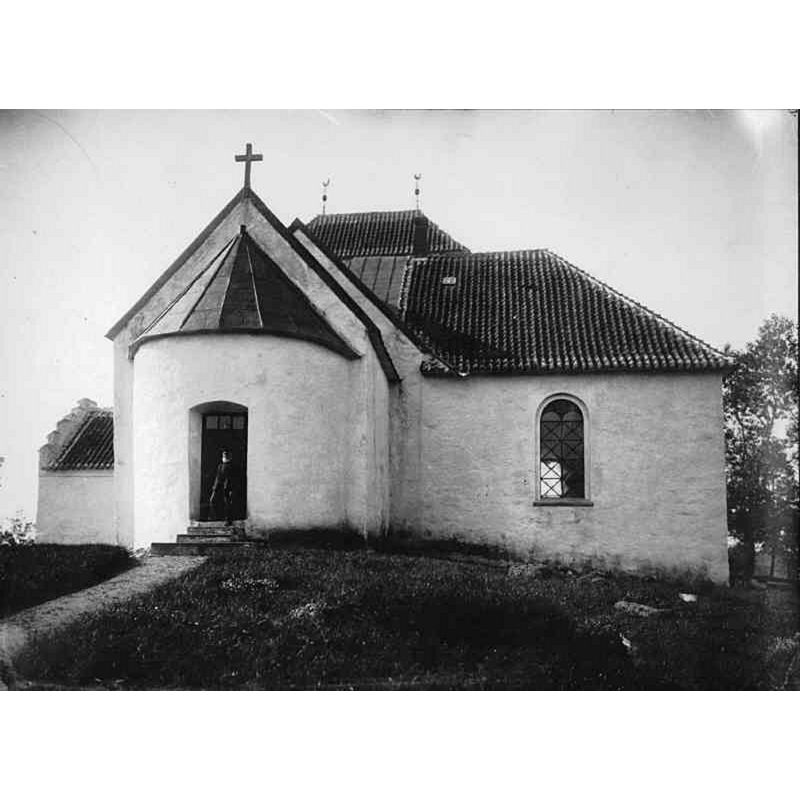 Source caption: "Vitaby kyrka [...] Kyrkan från öster medan kor och långhus hade varsitt koppartak (nu endast på absiden) och tornet tegeltak (nu svart tjärpapp). Foto omkring 1900."