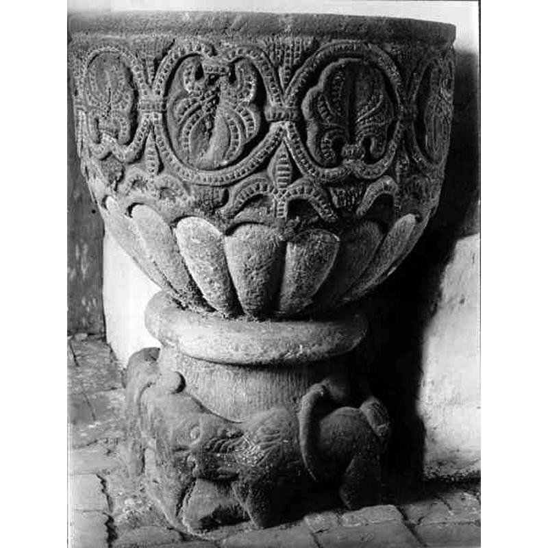 Source caption: "Vitaby kyrka [...] Dopfunt av sandsten. Målad i gul, röd och blå oljefärg."