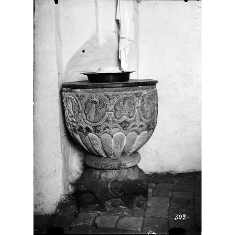Source caption: "Vitaby kyrka [...] Dopfunt av sandsten. Målad i gul, röd och blå oljefärg."