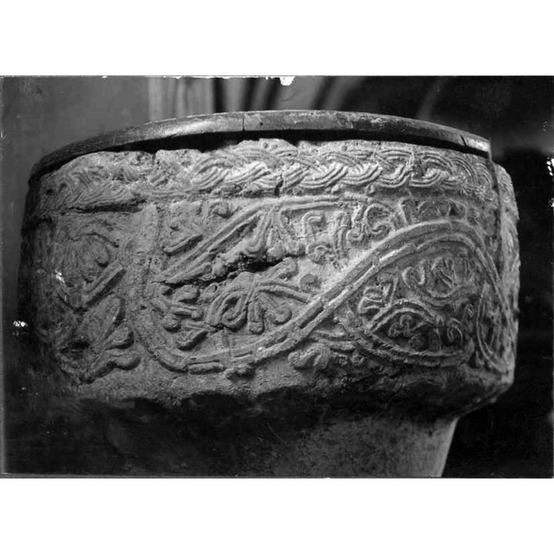 Source caption: "Öja kyrka [...] Dopfunt av gotländsk kalksten, cuppan, rund, tvåräfflad bandfris, 1100-talet." -- the medieval font from the old church shown here in the new building