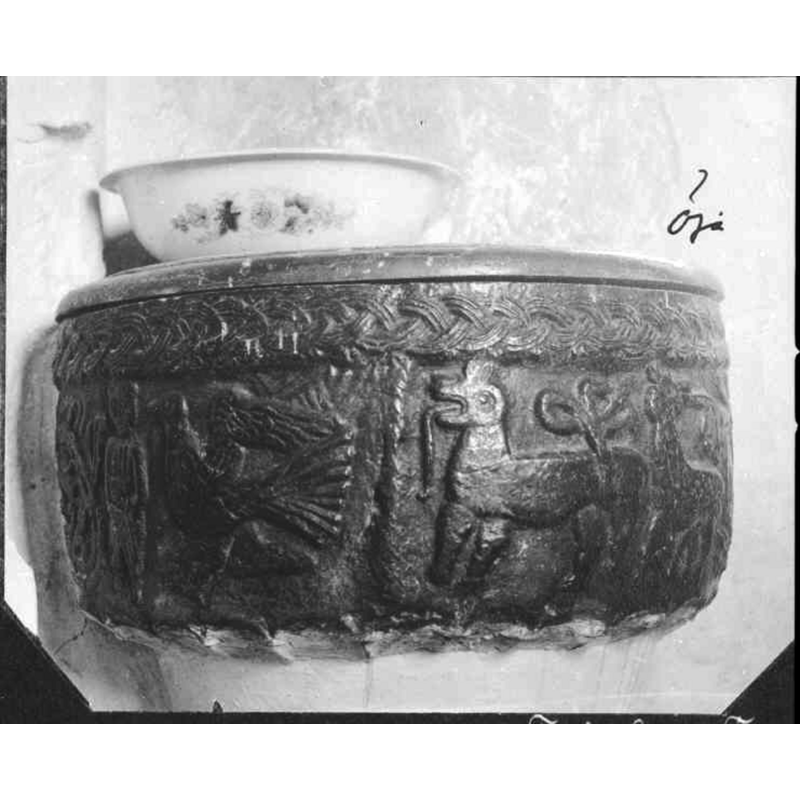 Source caption: "Öja kyrka [...] Dopfunt av gotländsk kalksten, cuppan, rund, tvåräfflad bandfris, 1100-talet." -- the medieval font from the old church