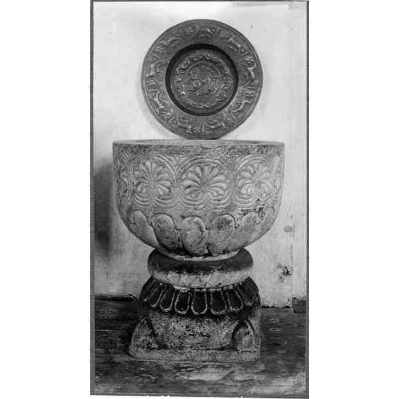 Source caption: "Örsjö kyrka [...] Dopfunt av sandsten, ornerad med palmettfris. Medeltida. Dopfat av driven mässing, med framställning av bebådelsen och löpande hjortar."