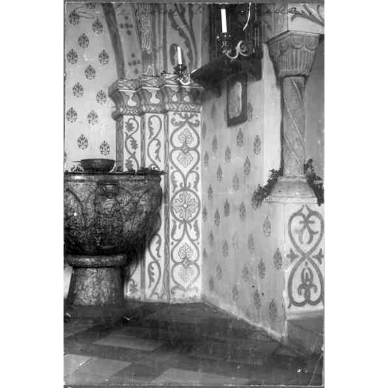 Source caption: "Östra Herrestads kyrka [...] Dopfunt och kolonett vid triumfbågen."