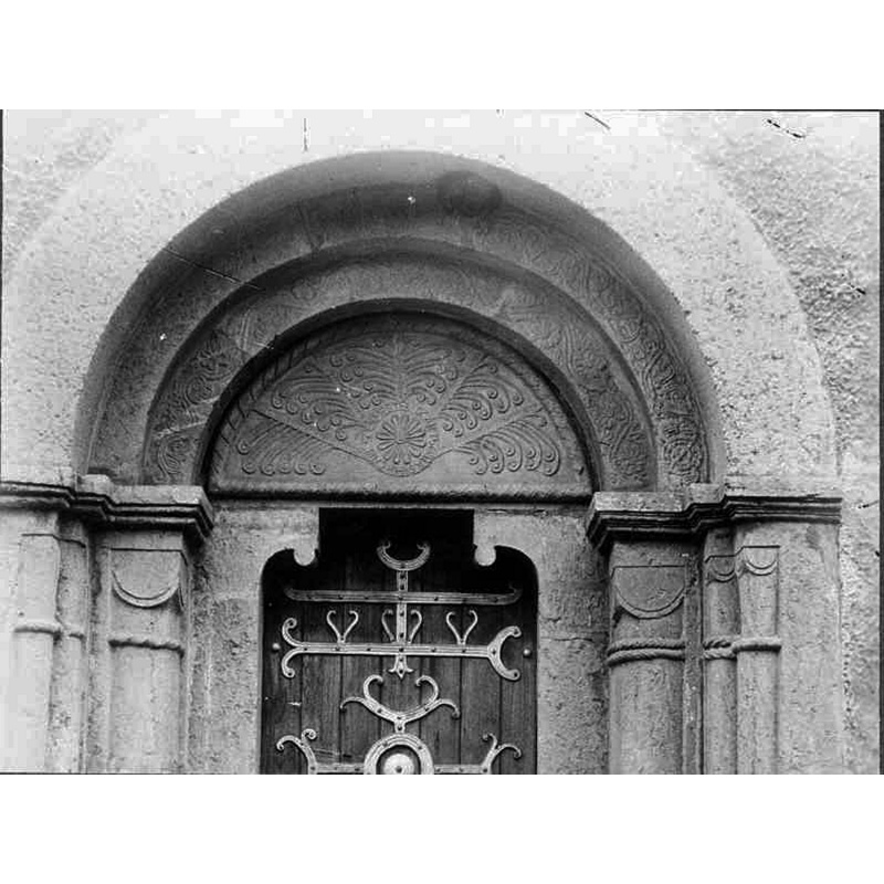 Source caption: "Östra Herrestads Kyrka [...] Sydportalens tympanon."