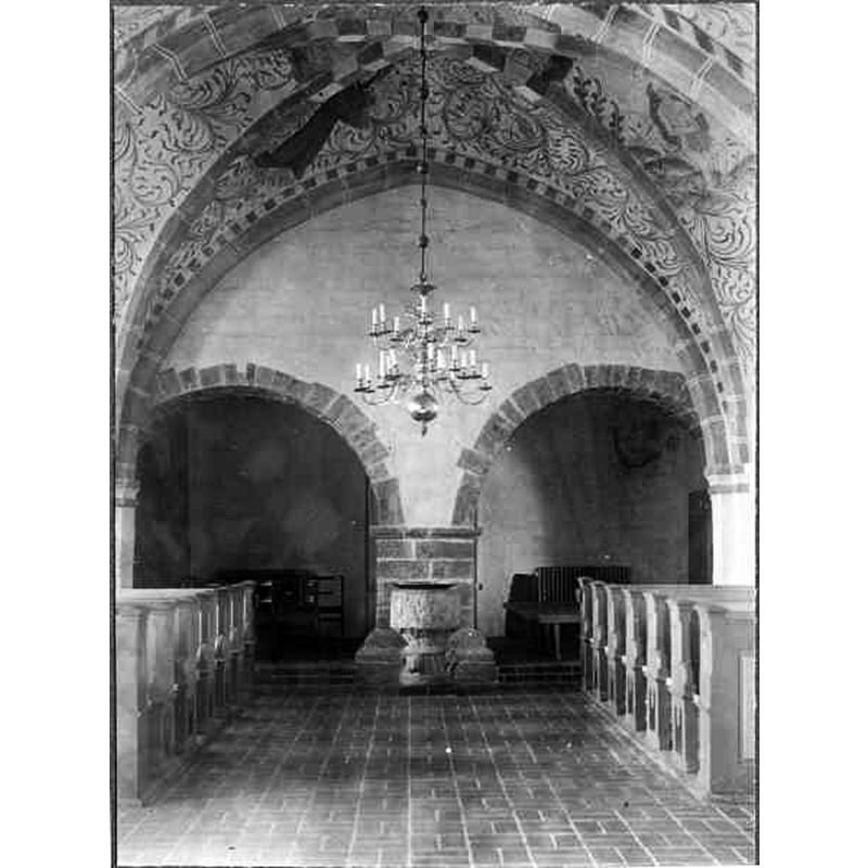 Source caption: "Östra Hoby kyrka [...] Interiör." -- showing the font at the west end of the nave