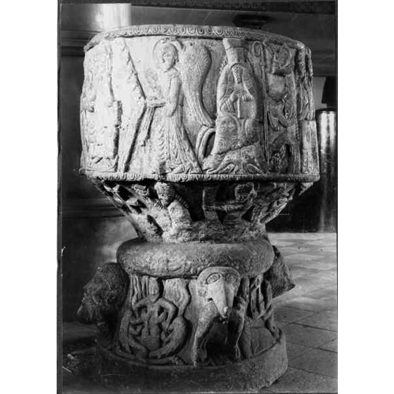 Source caption: "Östra Hoby kyrka [...] Dopfunt av sandsten, cylindrisk, av Magister Majestatis, 1100-talet."