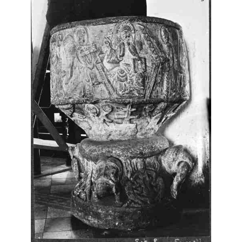 Source caption: "Östra Hoby kyrka [...] Dopfunt av sandsten, cylindrisk, av Magister Majestatis, 1100-talet."