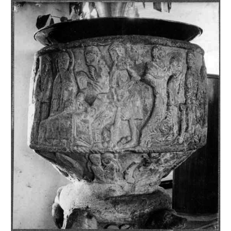 Source caption: "Östra Hoby kyrka [...] Detalj av dopfunt av sandsten, cylindrisk, av Magister Majestatis, 1100-talet." -- the object on top is probably the baptismal dish