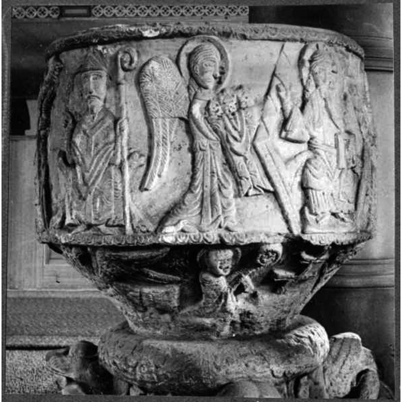 Source caption: "Östra Hoby kyrka [...] Detalj av dopfunt av sandsten, cylindrisk, av Magister Majestatis, 1100-talet."