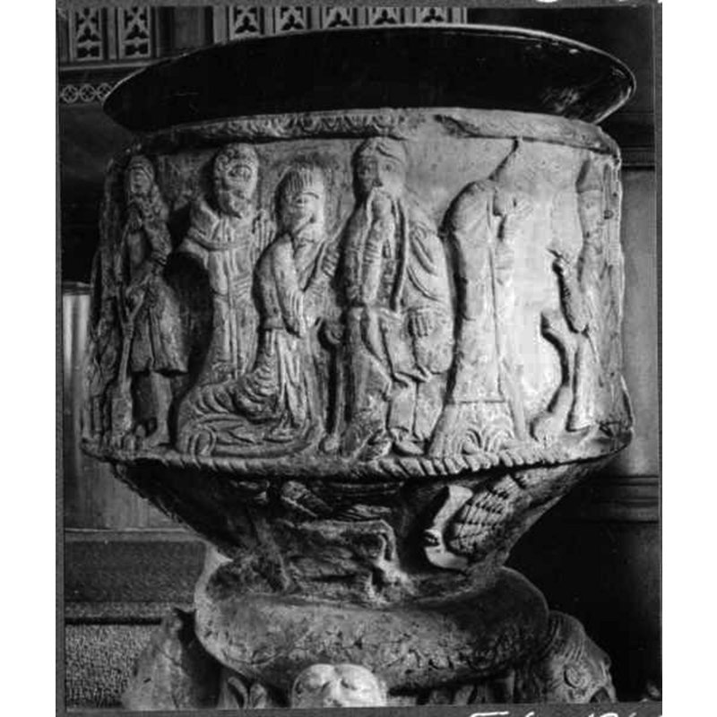 Source caption: "Östra Hoby kyrka [...] Detalj av dopfunt av sandsten, cylindrisk, av Magister Majestatis, 1100-talet." -- the object on top is probably the baptismal dish