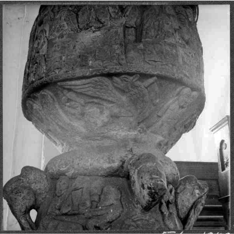Source caption: "Östra Hoby kyrka [...] Detalj av dopfunt av sandsten, cylindrisk, av Magister Majestatis, 1100-talet."