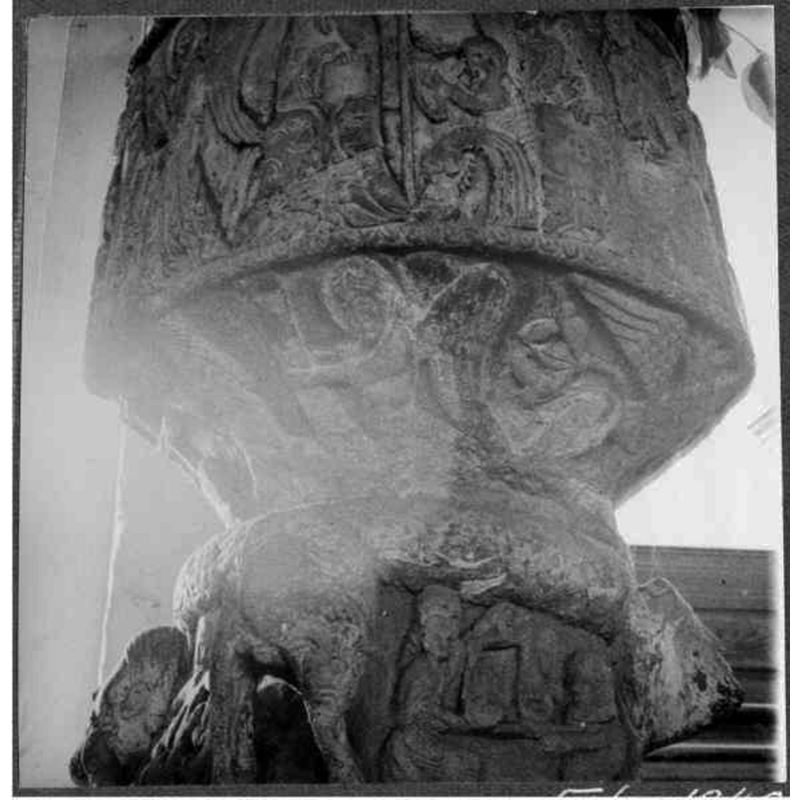 Source caption: "Östra Hoby kyrka [...] Detalj av dopfunt av sandsten, cylindrisk, av Magister Majestatis, 1100-talet."