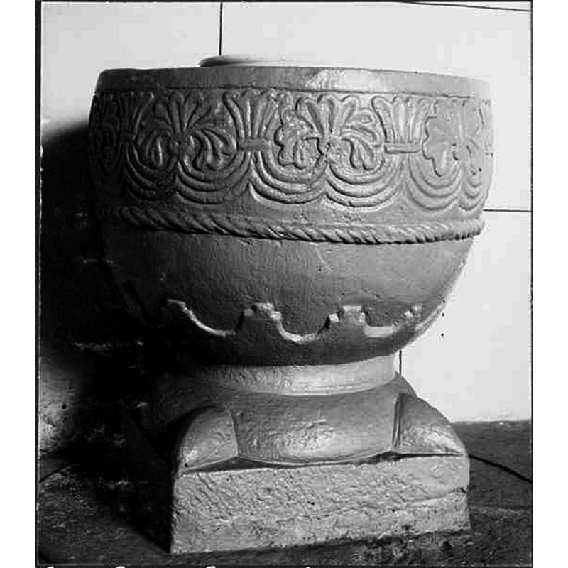 Source caption: "Östra Sallerups kyrka [...] Dopfunt av sandsten, medeltida."