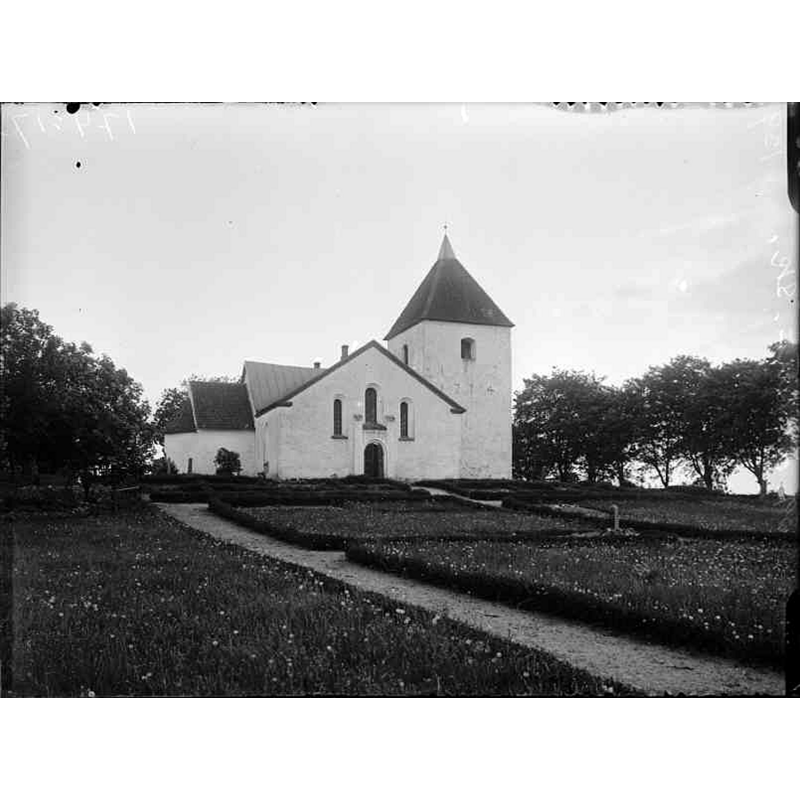 Source caption: "Östra Strö kyrka [...] Kyrkan från norr."