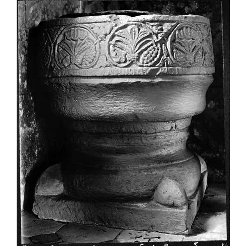 Source caption: "Östra Torps kyrka [...] Dopfunt av kalksandsten. Medeltida. Söndersprängd vid brand 1909."