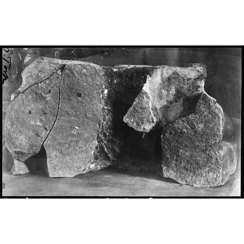 Source caption: "Östra Torps kyrka [...] Detalj av dopfunt av kalksandsten. Medeltida. Söndersprängd vid brand 1909."