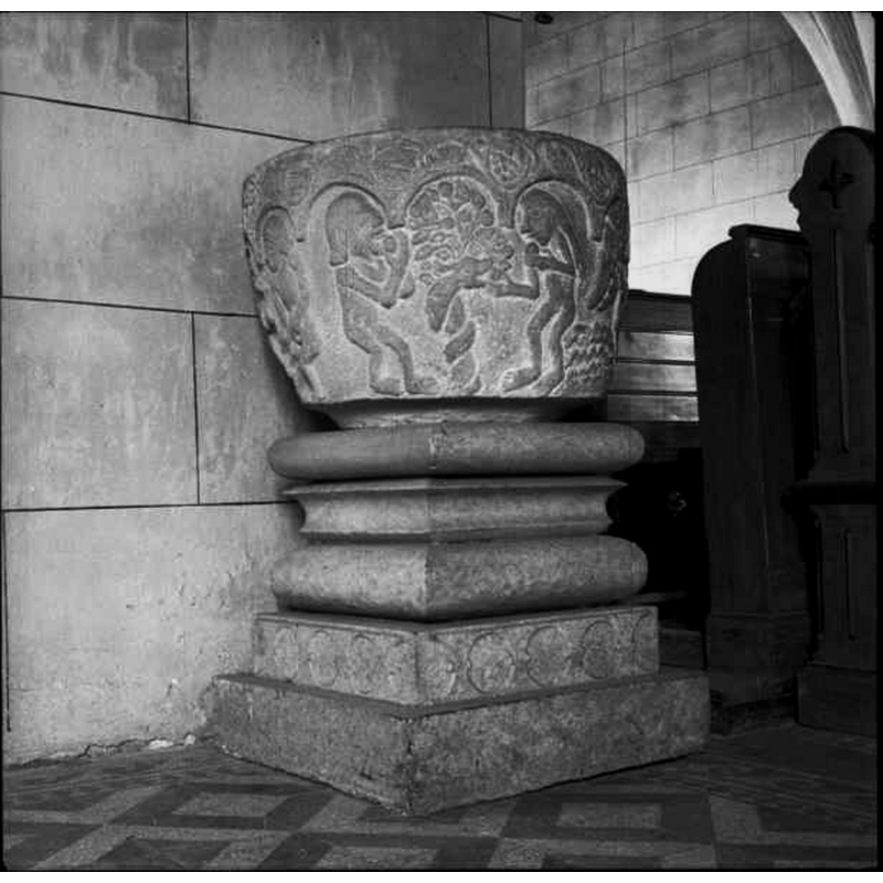 Source caption: "Östra Vemmenhögs kyrka [...] Dopfunt sandsten. Medeltida."