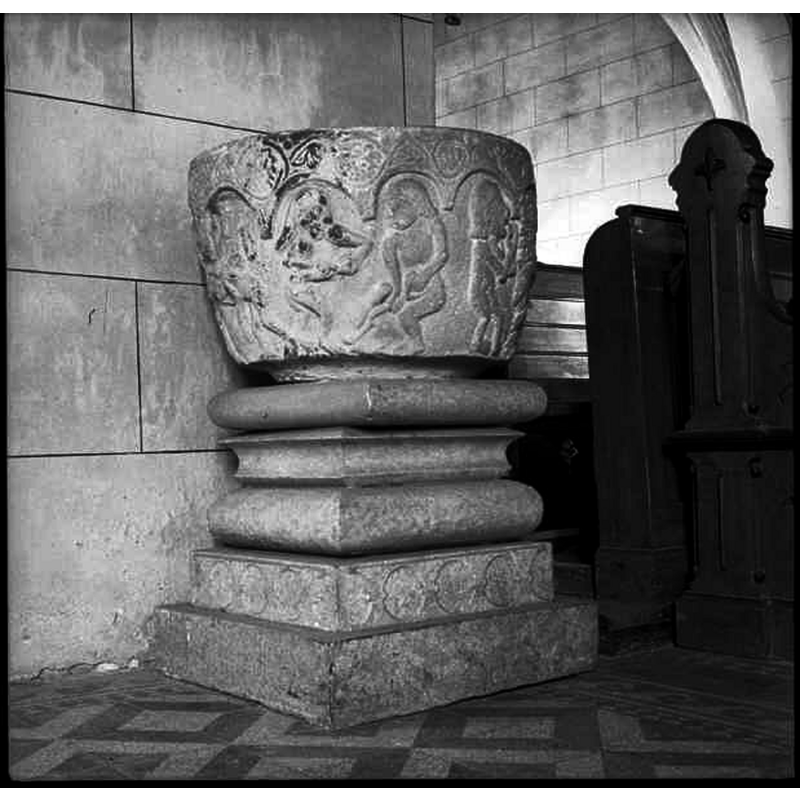 Source caption: "Östra Vemmenhögs kyrka [...] Dopfunt sandsten. Medeltida."