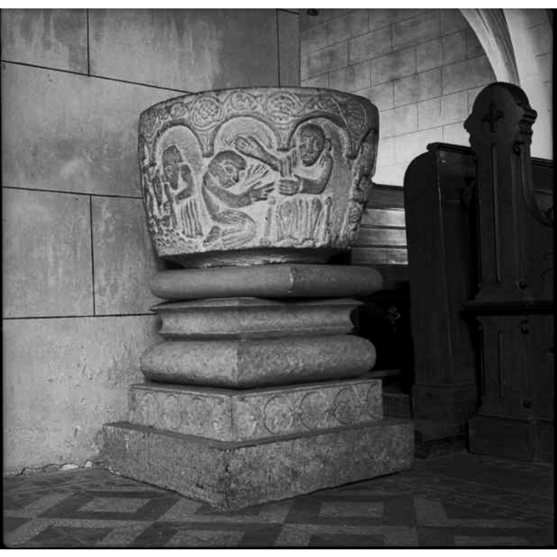 Source caption: "Östra Vemmenhögs kyrka [...] Dopfunt sandsten. Medeltida."