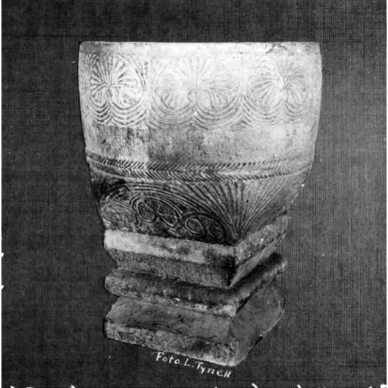 Source caption: "Östraby kyrka [...] Dopfunt av sandsten med klöverbladspalmetter. Från omkring 1200-talet."
