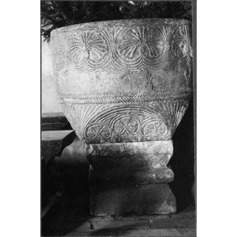 Source caption: "Östraby kyrka [...] Dopfunt av sandsten med klöverbladspalmetter. Från omkring 1200-talet."
