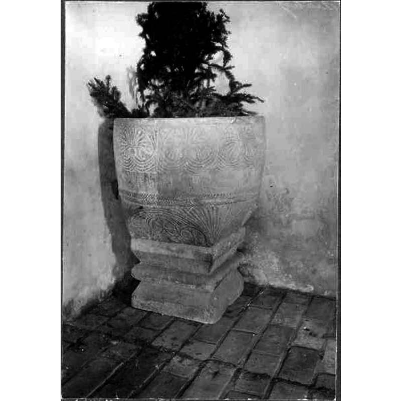 Source caption: "Östraby kyrka [...] Dopfunt av sandsten med klöverbladspalmetter. Från omkring 1200-talet."