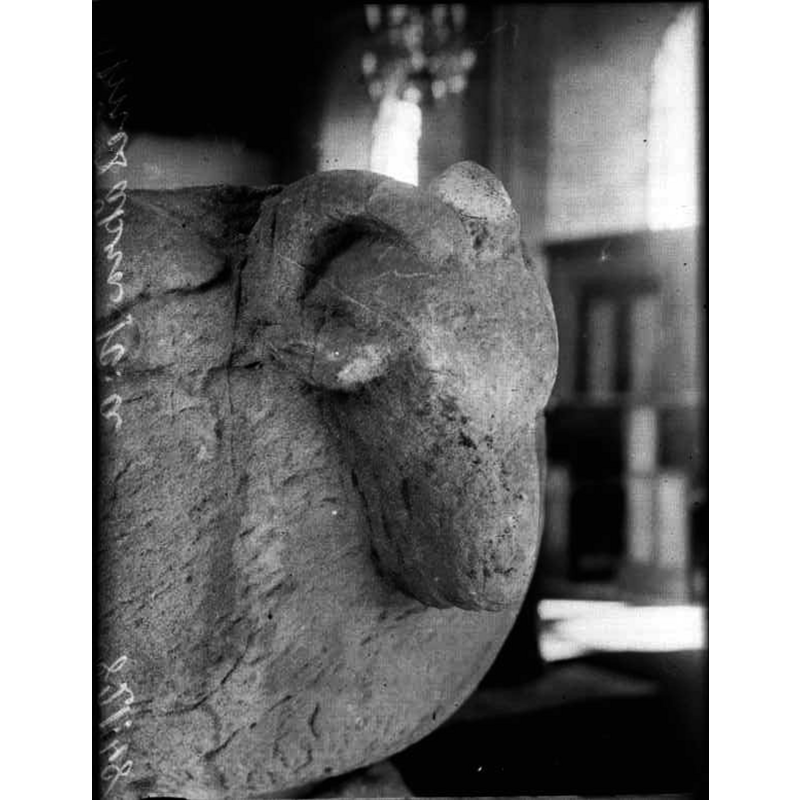 Source caption: "Almesåkra kyrka [...] Dopfunt av sandsten, 1100-tal, detalj."