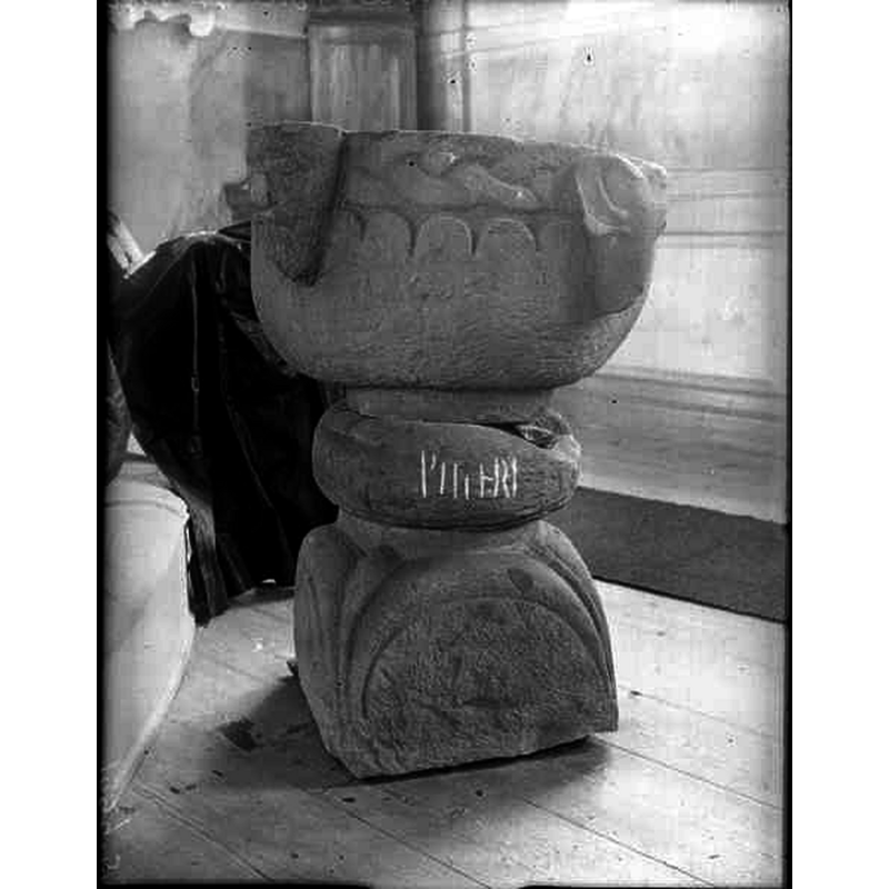 Source caption: "Almesåkra kyrka [...] Dopfunt av sandsten, 1100-tal,"
