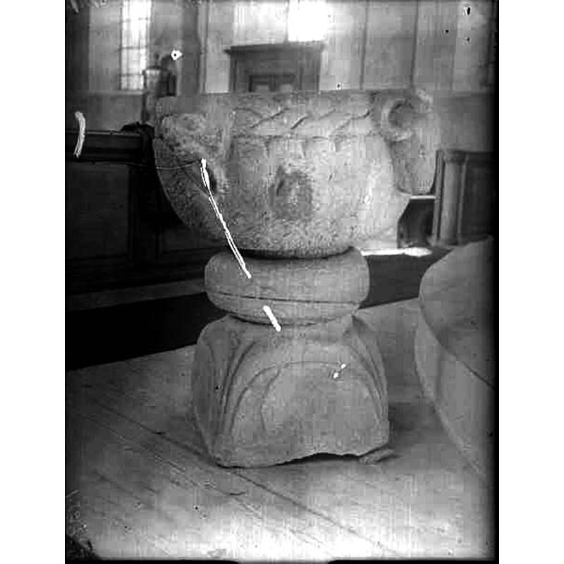 Source caption: "Almesåkra kyrka [...] Dopfunt av sandsten, 1100-tal,"