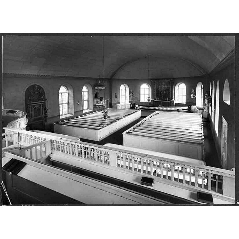 Source caption: "Bredaryds kyrka [...] Interiör mot öster." -- the medieval font is partially visible at the far [north] end of the right [south] bank of benches, just west of the communion railing