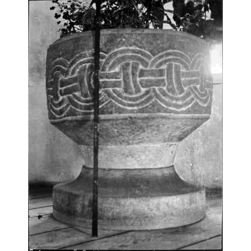 Source caption: "Bredaryds kyrka [...] Dopfunt av sandsten."