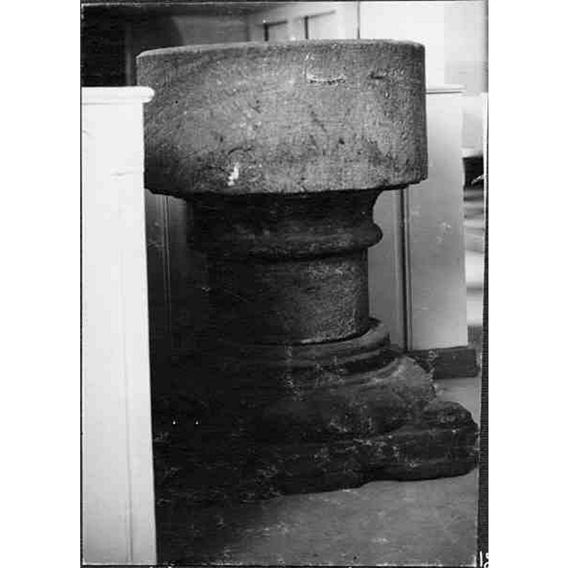 Source caption: "Bälaryds kyrka [...] Dopfunt av sandsten."